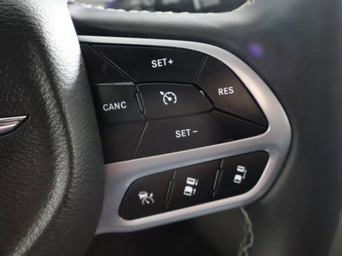 Used 2024 Chrysler Pacifica Touring-L image 41