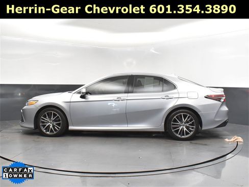Used 2022 Toyota Camry XLE image 4