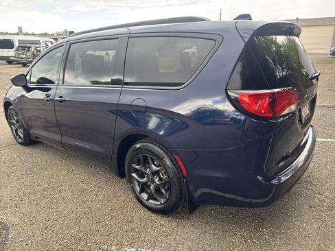 Used 2018 Chrysler Pacifica Touring-L Plus FWD image 5