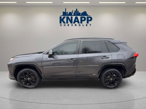 Used 2022 Toyota RAV4 SE image 2