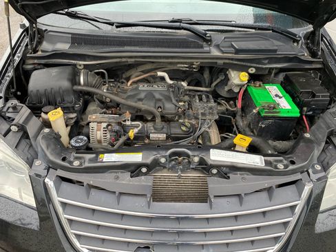 Used 2009 Chrysler Town & Country Touring FWD image 32
