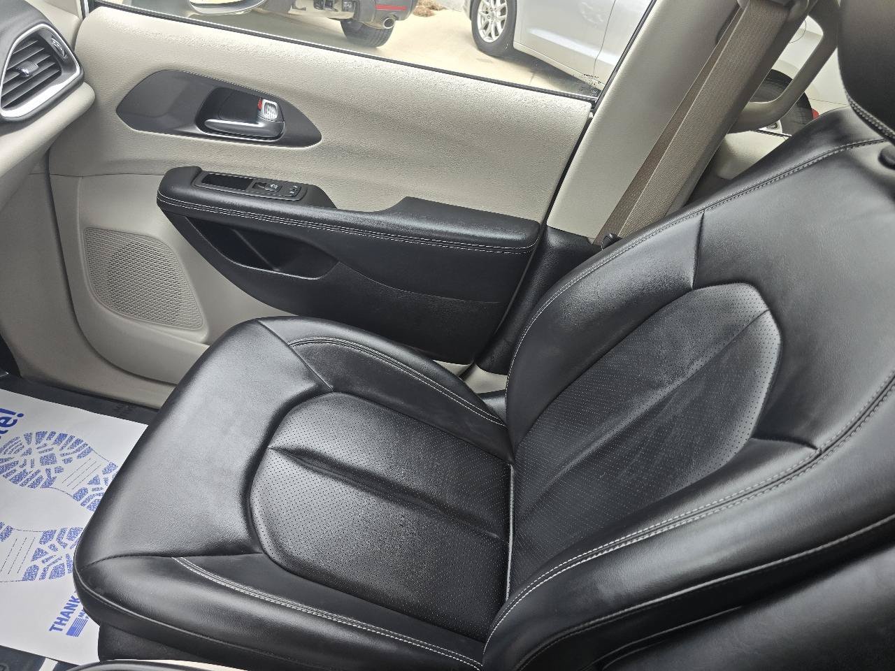 Used 2023 Chrysler Pacifica Touring-L FWD image 40