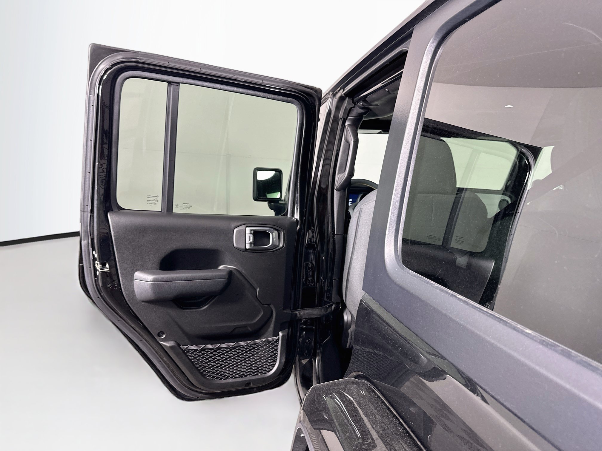 Used 2024 Jeep Wrangler Unlimited w/ Convenience Group AWD/4WD image 25