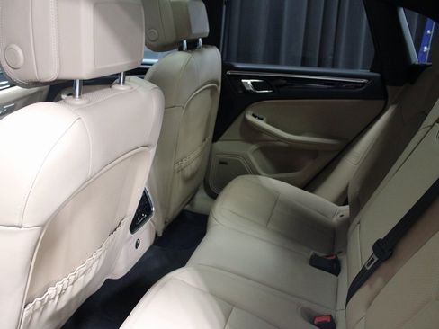 Certified 2025 Porsche Macan image 25