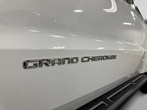 Used 2014 Jeep Grand Cherokee Overland w/ Advanced Technology Group AWD/4WD image 39