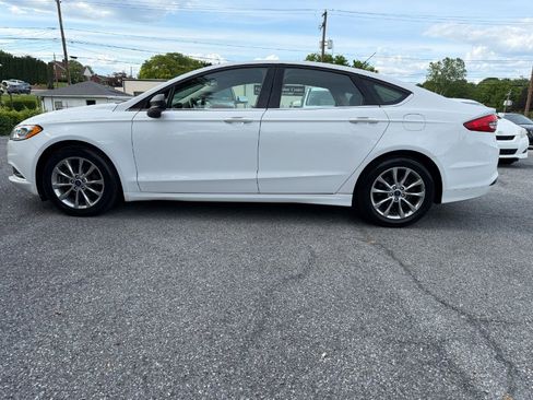Used 2017 Ford Fusion SE FWD image 2