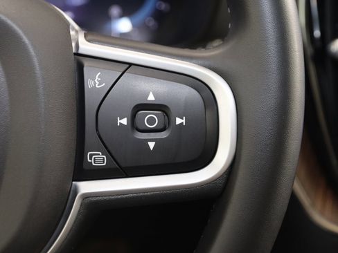 Used 2022 Volvo XC60 B5 Momentum image 37