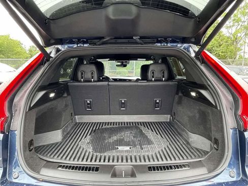 Used 2022 Cadillac XT4 Premium Luxury w/ Enhanced Visibility Package FWD image 11
