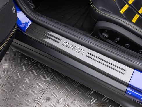 Used 2020 Ferrari 812 Superfast RWD image 17
