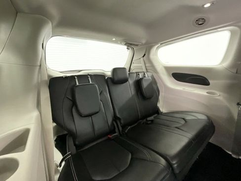 Used 2024 Chrysler Pacifica Touring-L image 8