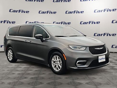 Used 2023 Chrysler Pacifica Touring-L image 8