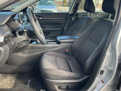 Used 2024 Nissan Altima 2.5 SV image 9