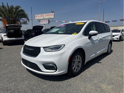 Used 2023 Chrysler Pacifica Touring-L FWD image 1