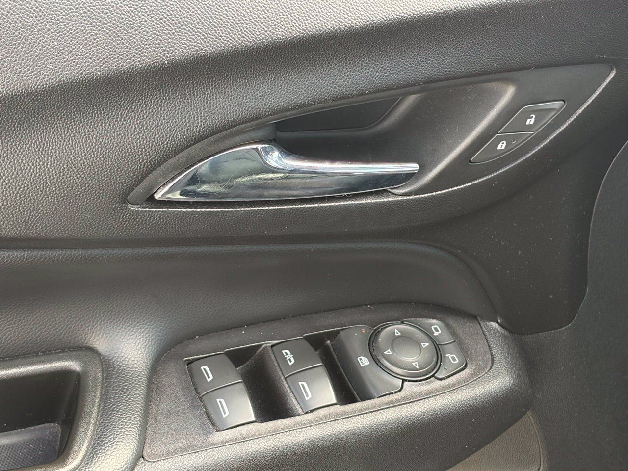 Used 2020 Chevrolet Equinox LT w/ Midnight Edition FWD image 6