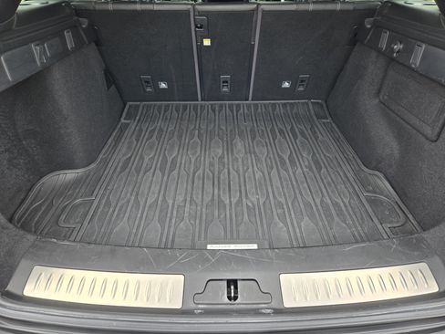Used 2018 Land Rover Range Rover Velar R-Dynamic SE AWD/4WD image 40