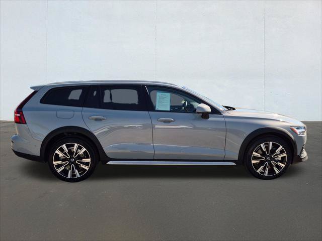 Certified 2025 Volvo V60 B5 Cross Country Ultra AWD/4WD image 4