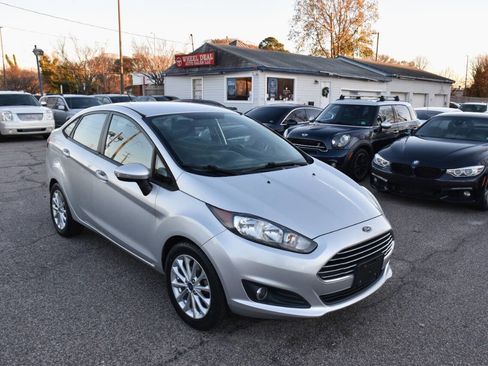 Used 2014 Ford Fiesta SE w/ Equipment Group 201A image 4