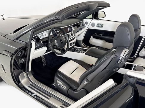 Used 2018 Rolls-Royce Dawn RWD image 12