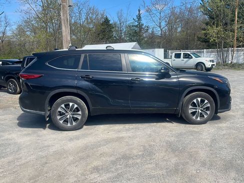 Used 2023 Toyota Highlander XLE AWD/4WD image 10