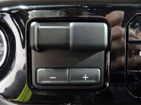 Used 2024 Chevrolet Silverado 1500 ZR2 image 61