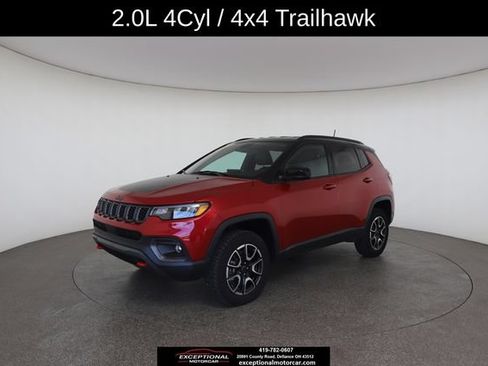 Used 2025 Jeep Compass Trailhawk AWD/4WD image 3