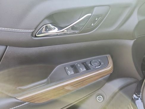 Certified 2022 GMC Acadia SLE w/ Driver Convenience Package image 17