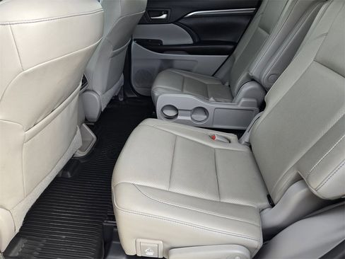 Used 2019 Toyota Highlander image 30