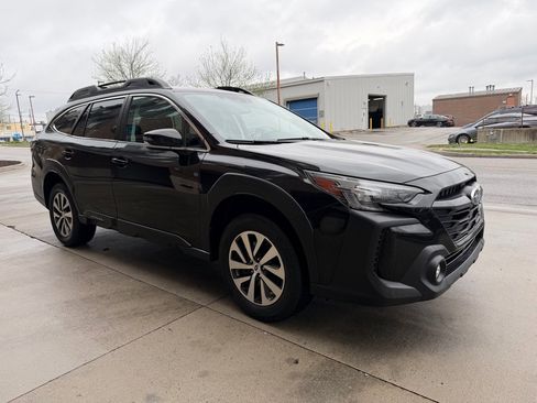 Used 2023 Subaru Outback Premium AWD/4WD image 1