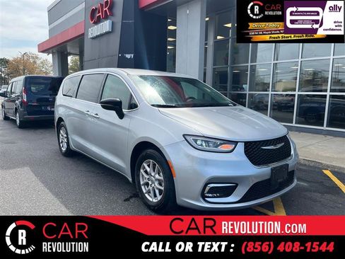 Used 2024 Chrysler Pacifica Touring-L image 1