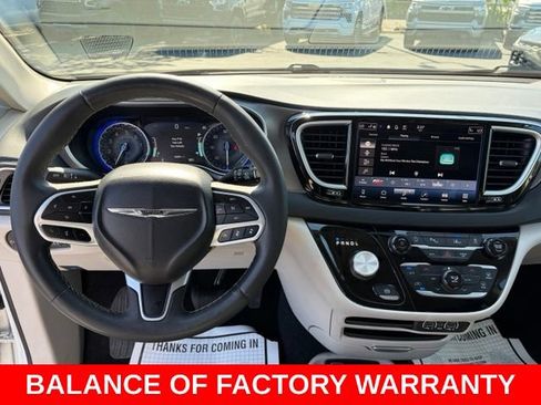 Used 2023 Chrysler Pacifica Touring-L FWD image 17