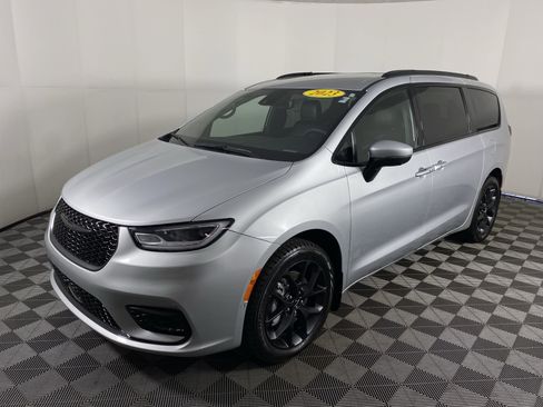 Used 2023 Chrysler Pacifica Touring-L w/ Uconnect Theater Family Group AWD/4WD image 11