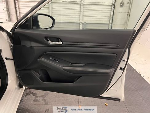 Used 2025 Nissan Altima 2.5 SV FWD image 35