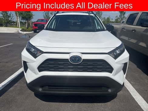 Used 2021 Toyota RAV4 LE AWD/4WD image 2