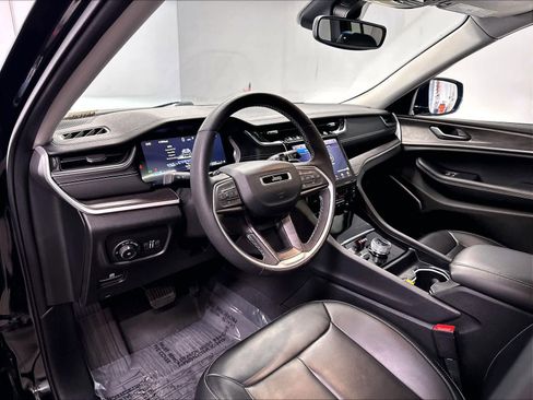 Used 2023 Jeep Grand Cherokee Limited w/ Black Appearance Package AWD/4WD image 15