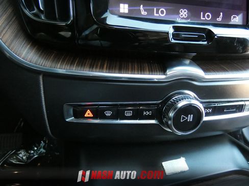 Used 2022 Volvo XC60 B5 Momentum AWD/4WD image 57