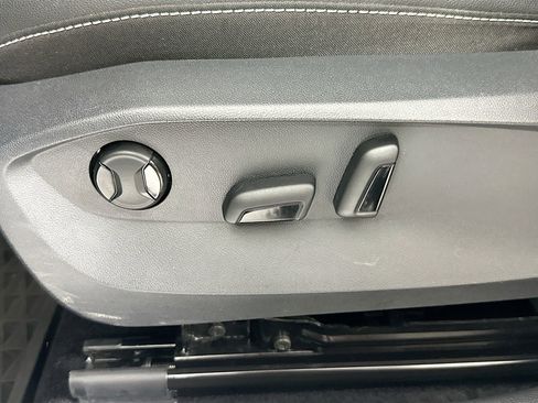 Certified 2022 Volkswagen Taos SE w/ Panoramic Sunroof Package image 17