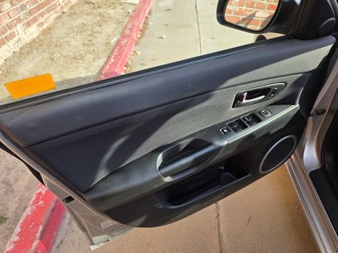 Used 2004 MAZDA MAZDA3 s w/ Moonroof & 6-CD Pkg image 15