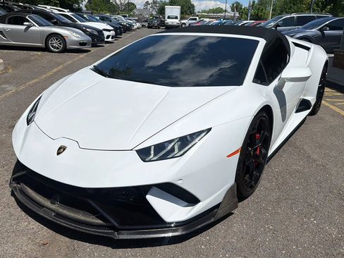 Used 2021 Lamborghini Huracan EVO RWD image 3