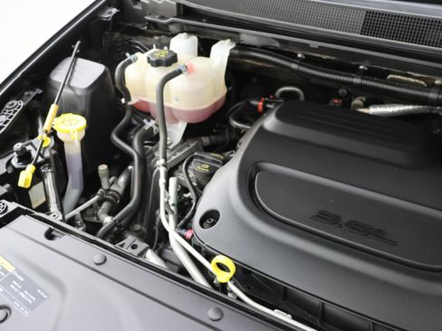 Used 2024 Chrysler Pacifica Touring-L image 19