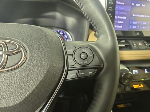 Used 2022 Toyota RAV4 XLE Premium AWD/4WD image 17