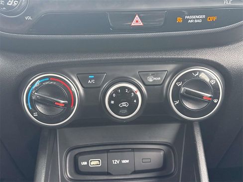 Certified 2022 Hyundai Venue SE image 27