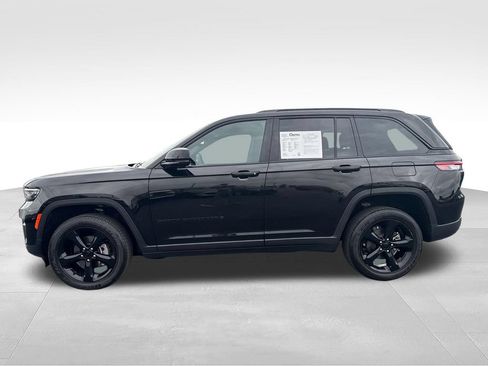 Used 2024 Jeep Grand Cherokee Altitude AWD/4WD image 4