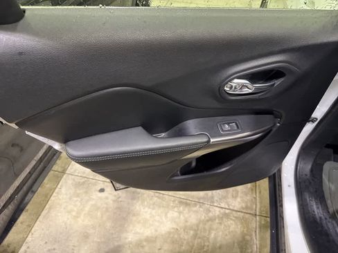 Used 2020 Jeep Cherokee Limited image 15