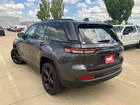 Used 2023 Jeep Grand Cherokee Limited w/ Luxury Tech Group II AWD/4WD image 7