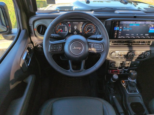 Used 2025 Jeep Gladiator Mojave w/ Convenience Group AWD/4WD image 15