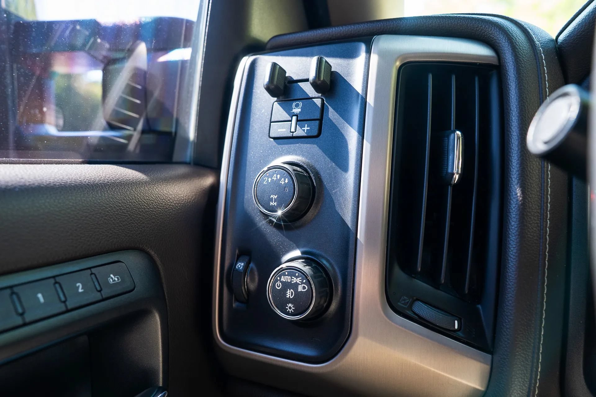 Used 2018 GMC Sierra 2500 Denali w/ Duramax Plus Package AWD/4WD image 27