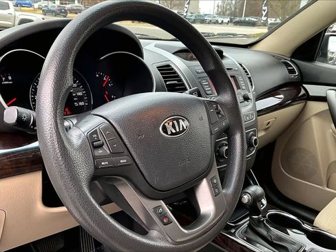 Used 2015 Kia Sorento LX image 16