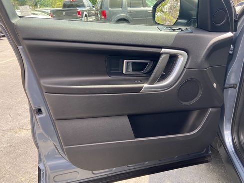 Used 2018 Land Rover Discovery Sport SE image 19