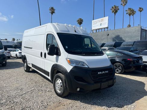 Used 2024 RAM ProMaster 2500 w/ Convenience Group FWD image 3