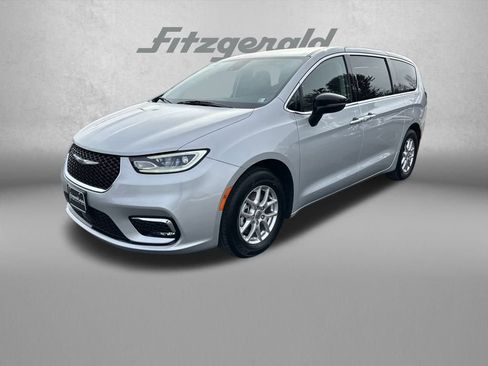 Used 2024 Chrysler Pacifica Touring-L image 3